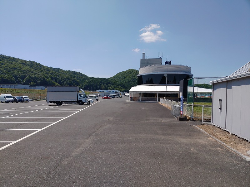 岡山国際サーキットは駐車場スペースも十分