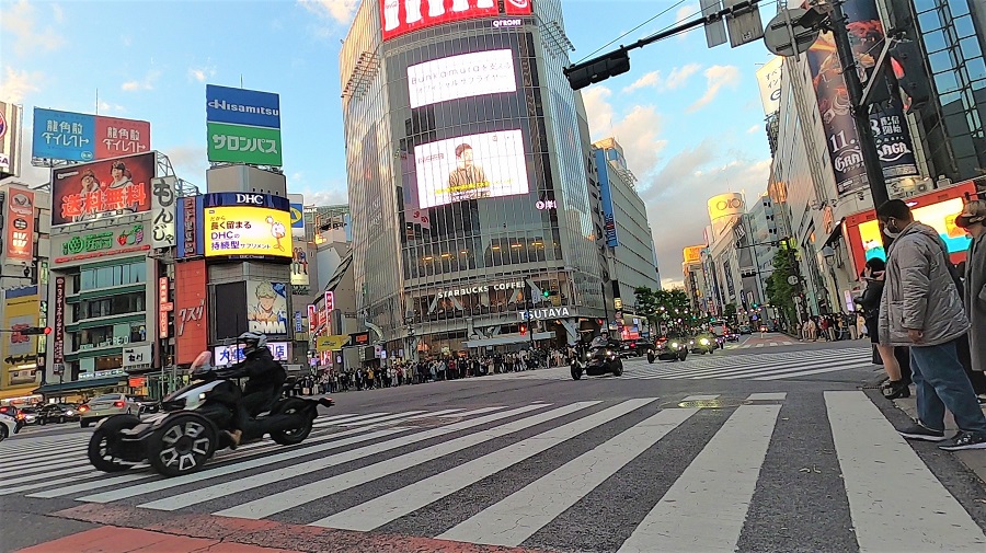 渋谷のスクランブル交差点を走る3輪バイク、カンナム ライカー