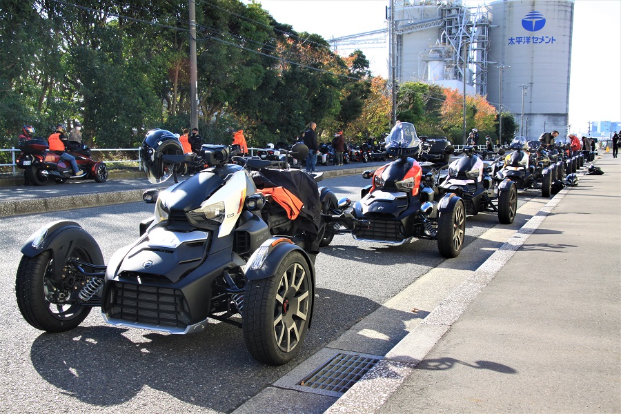 東京都内ツーリングに参加したカンナム ライカーとスパイダーたち。並んで駐車している姿は圧巻！