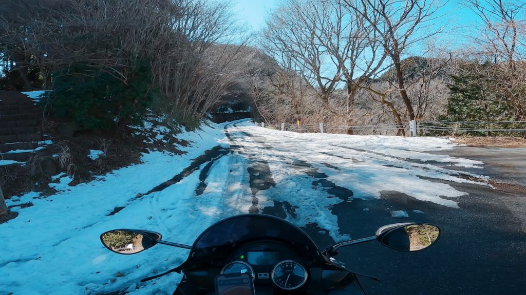 3月の時点で道路が凍結している奥武蔵グリーンライン