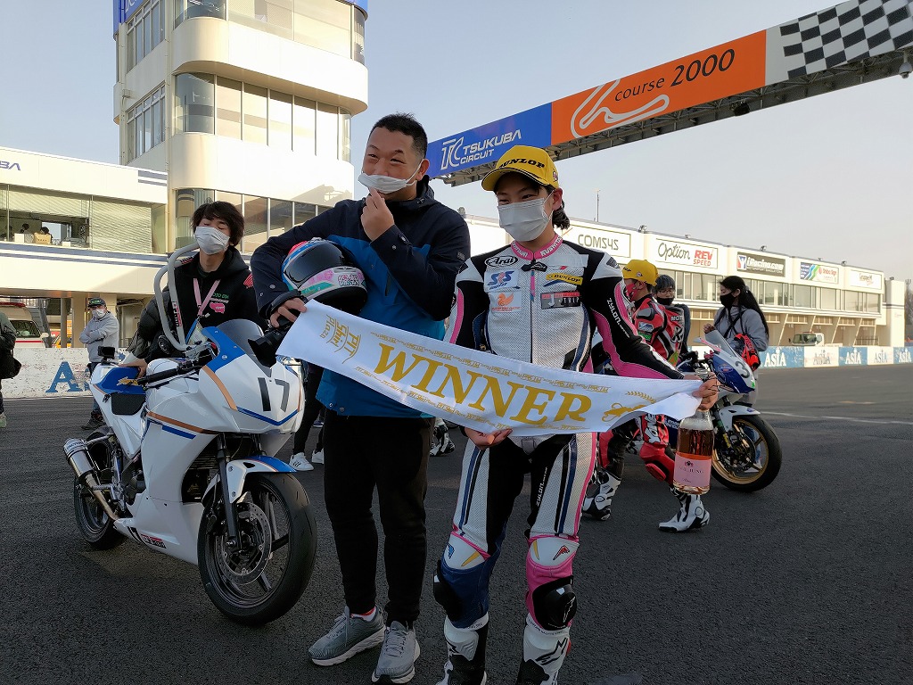 CBR250R Dream Cup開幕戦優勝の女性レーシングライダー・永山 陽梨選手とお父様