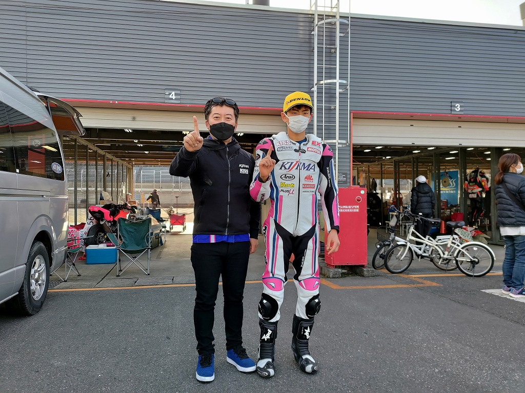 キジマKISSレーシングチーム　代表の木島氏とライダー