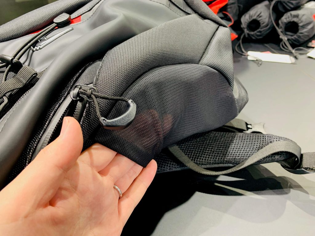 三鷹店で見つけた新しいバックパックがバイク乗りにぴったりな形状だっ