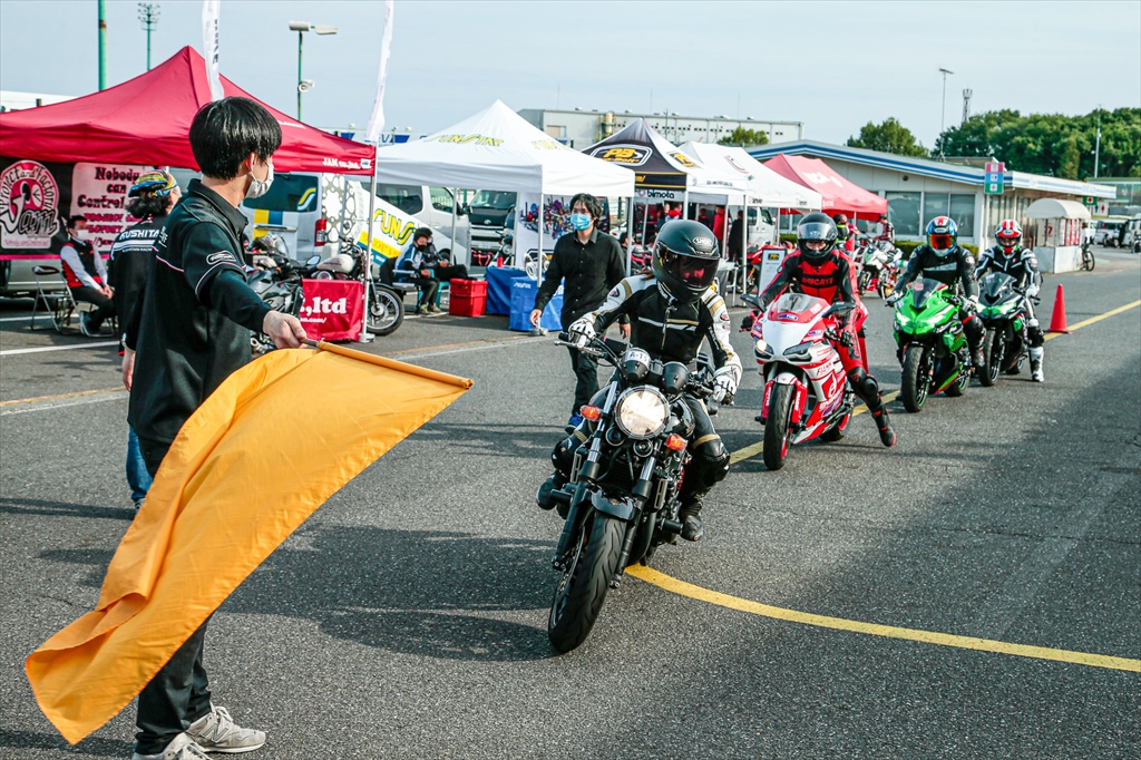 橋本さんによる入場案内