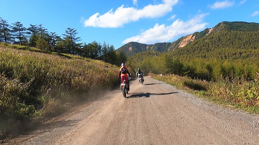 秋の北軽井沢をオフロードバイクで巡る林道ツーリング