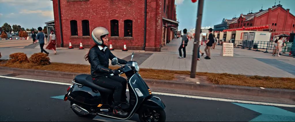 横浜市内を中型スクーターで走る女性ライダー、絵になりますね！