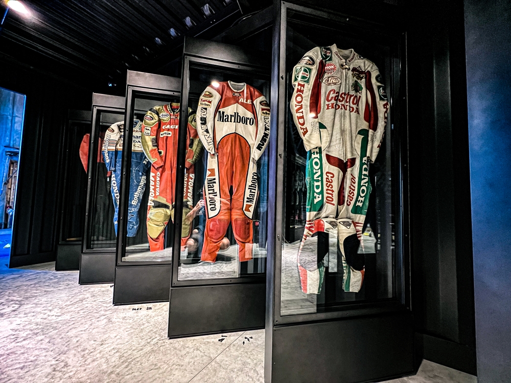 往年のクシタニレジェンドライダーたちのツナギミュージアム