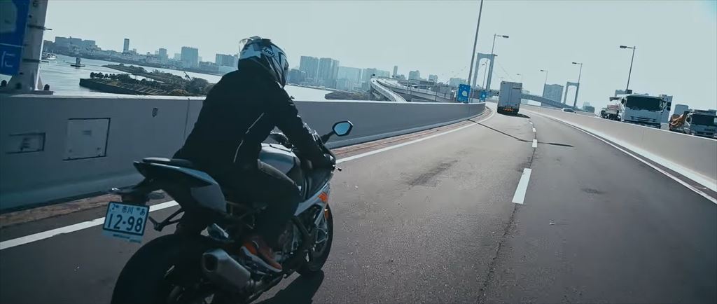 BMW S1000RRによる首都高速ツーリングで、SSの走りを堪能しながら都心