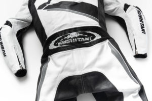 クシタニがレーシングスーツに使用する革は、素材自体が柔軟で伸縮性が高い。革の伸びる方向には偏りがあるので、裁断時には使用する部位と、その方向まで計算されている。横方向にはよく伸び、縦方向には伸びる量が少なく配置される。