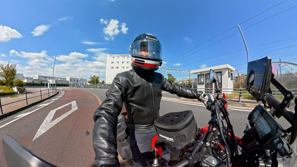 エクスプローラーカーゴジーンズを履いてライディング