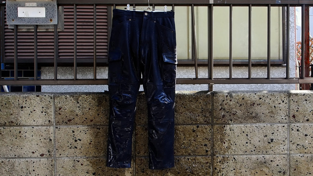 エクスプローラーカーゴジーンズに水をかけてみた