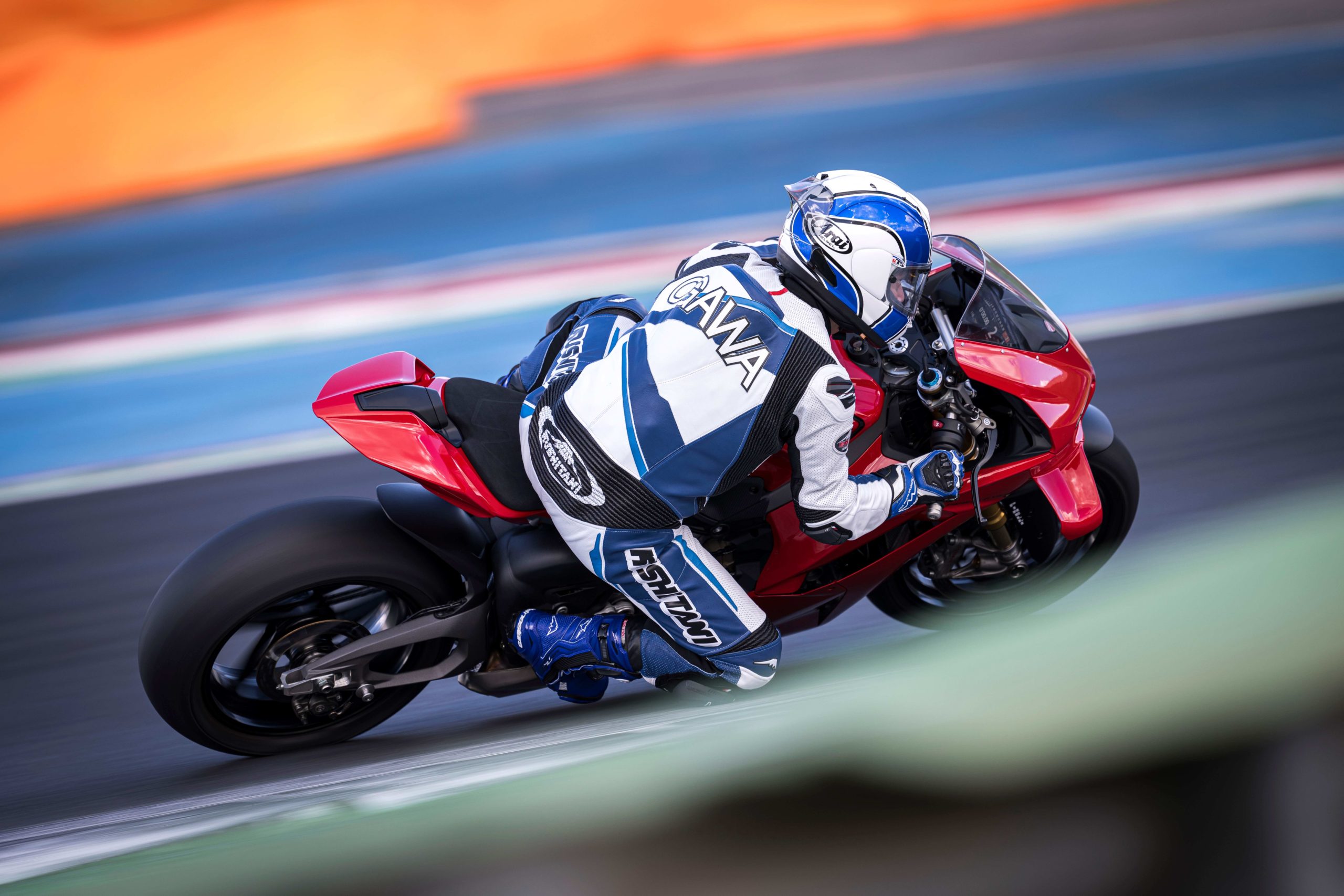 クシタニのレーシングスーツの魅力とは？【モーターサイクル